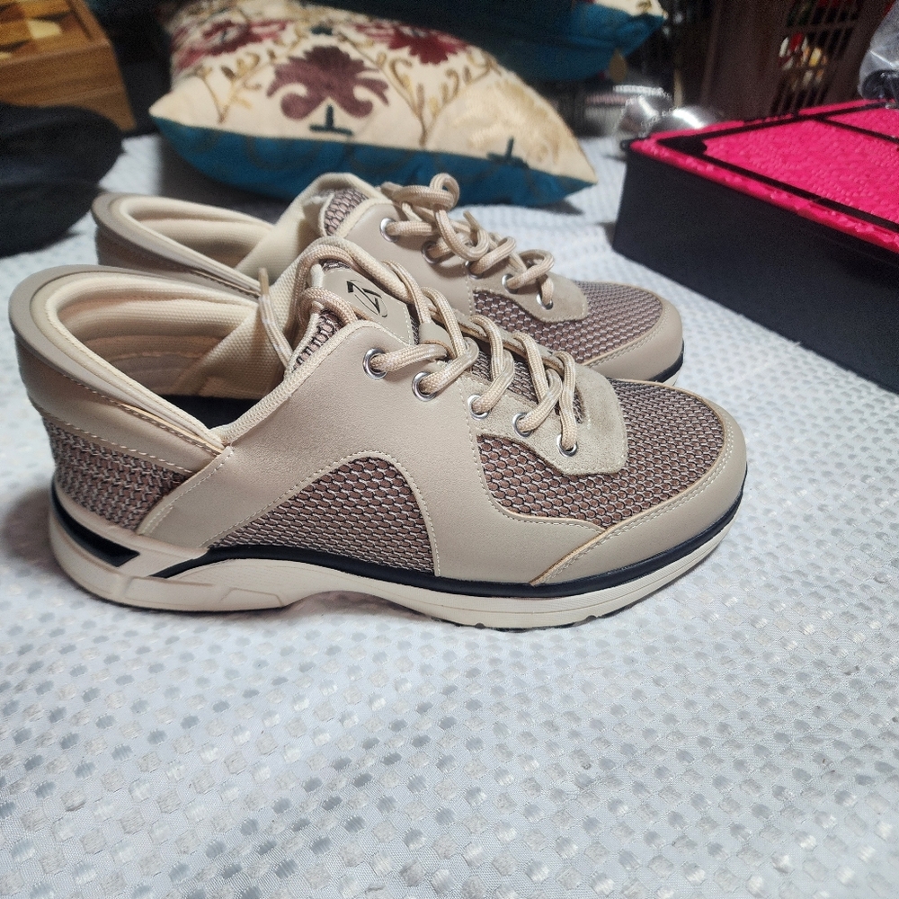 ZEBRA EUC WOMENS SZ 8 SNEAKER SHOES